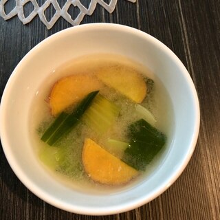 青梗菜とさつまいもの味噌汁